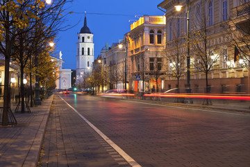 Fototapeta na wymiar Gediminas Avenue w Wilnie w nocy