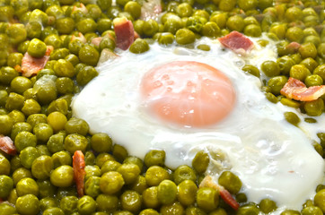 Guisantes con huevo y bacón