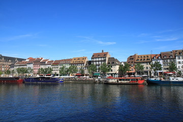 Fototapeta premium Strasbourg - Tourisme fluvial en France