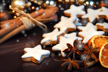 Zimtsterne mit weihnachtlicher Dekoration