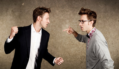 Zwei Männer streiten sich