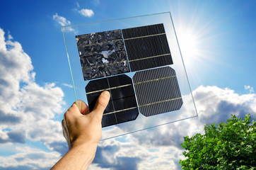 Solarzellen Polykristalline und monokristalline Arten – Hand holding samples of various solar cells of polycrystalline and monocrystalline types