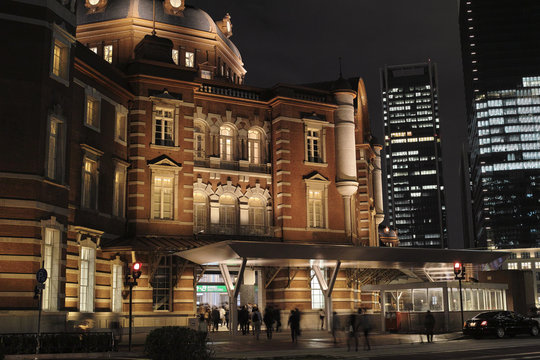 Tokyo station with lots of people going home