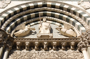 Pistoia, particulars of portal with statues di church S.Paolo
