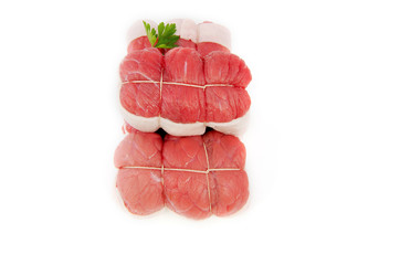 paupiettes de veau crues isolé sur fond blanc