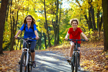 Fototapeta premium Young people biking in city park