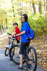Obraz premium Young people biking in city park