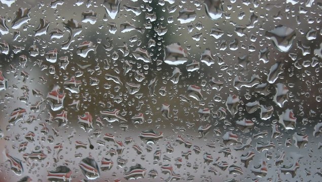 Gotas de lluvia cayendo en el cristal