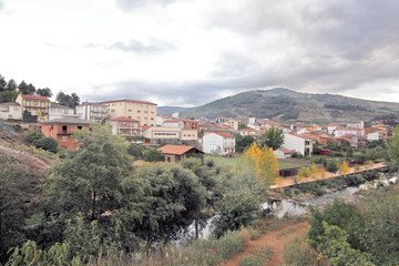Vistas de Pinofranqueado y río Esperabán, España.