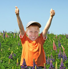 Junge hält lachend beide Daumen hoch