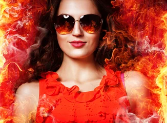 Crédence de cuisine en verre imprimé Flamme femme brune chaude à lunettes de soleil en feu