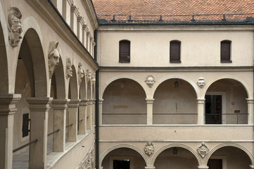 Zabytkowy dziedziniec z arkadami © Grzegorz Polak