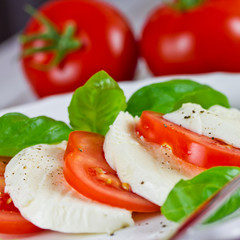 Tomaten, Mozzarella und Basilikum