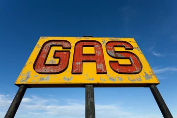 Cercles muraux Route 66 Un ancien panneau de gaz vintage sur la route 66