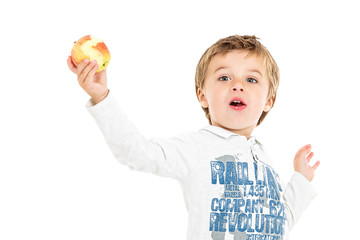 Junge am Apfel essen