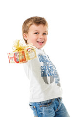 Junge mit Weihnachtsgeschenk
