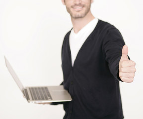 junger Mann am Laptop