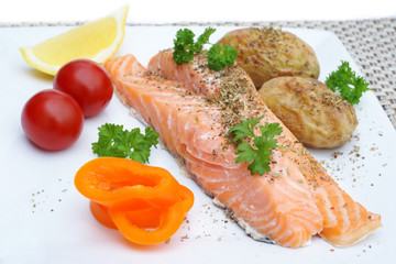 Steamed salmon with vegetables