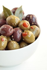olive miste su sfondo bianco