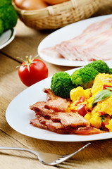 Scrambled eggs with bacon