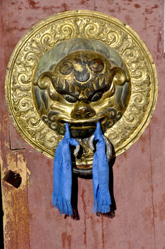 Mascara de demonio budista en puerta. Mongolia