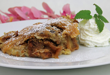 Gezogener Apfelstrudel