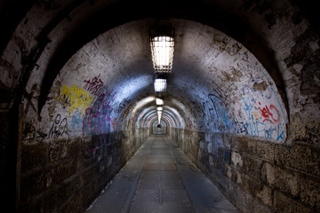 Fototapeta na wymiar opuszczony tunel