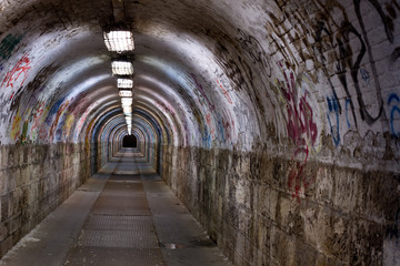 Fototapeta na wymiar opuszczony tunel