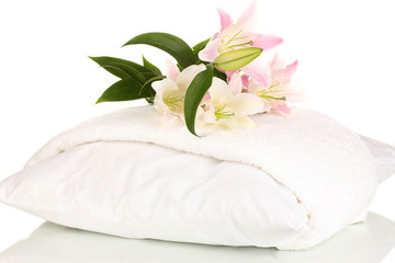 Fototapeta na wymiar piękna lilia na poduszce z ręcznikiem na białym