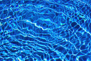 Wasser im Pool. Blauer Hintergrund