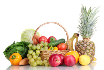 Fototapeta na wymiar Skład z warzyw i owoców, w wiklinowym koszu