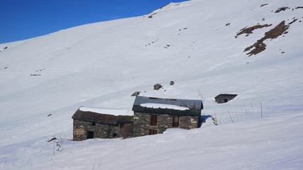 bergerie isolée et abandonnée en montagne hiver