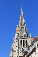 Fototapeta na wymiar Clocher de L'église Saint Nizier à Lyon