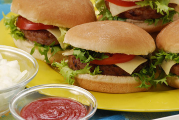 Varias hamburguesas en un plato.