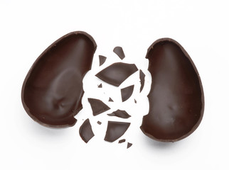 Un huevo de chocolate roto,huevo de pascua,trozo de chocolate.