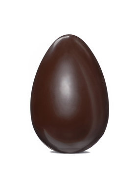 Un huevo de chocolate de pascua en fondo blanco.