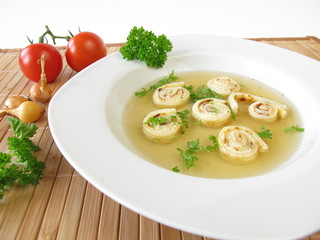 Rindfleischsuppe mit Pfannkuchenschnecken