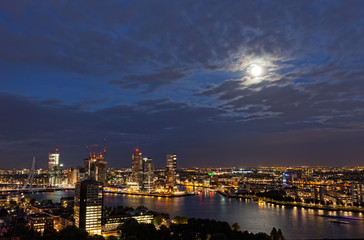 Fototapeta na wymiar Zobacz w Rotterdamie z wysokości lotu ptaka w nocy