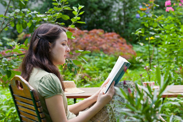 Junge Frau liest, Young woman is reading