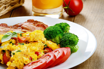 Scrambled eggs with bacon