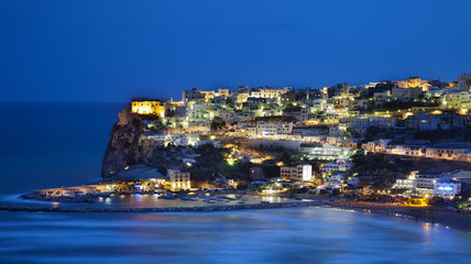 Vista nocturna de Peschici (Puglia,Italia)