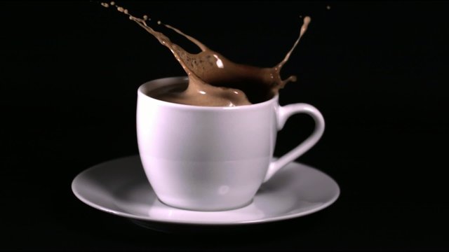 Kaffee mit Zucker in Zeitlupe.