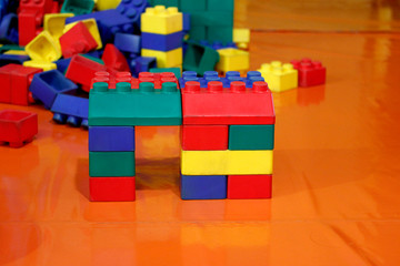 Ein Haus wurde aus Spielzeug Steinen gebaut