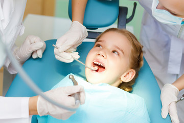Obraz na płótnie Canvas Dziewczynka odwiedzając dentystę