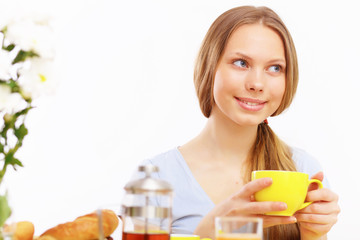 Obraz na płótnie Canvas Piękna młoda kobieta picia herbaty