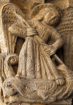 San Jorge y el drag&oacute;n ( San Leonardo de Siponto .Apulia,Italia)