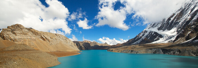 Plakaty  piękne niebieskie jezioro na dużej wysokości