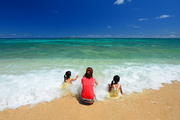 海辺で寛ぐ笑顔の親子