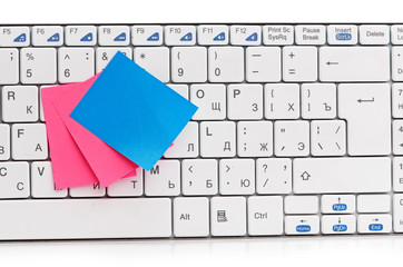 memo on white keyboard