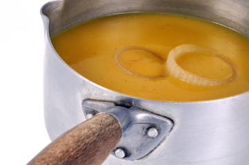 Une casserole de soupe à l'oignon